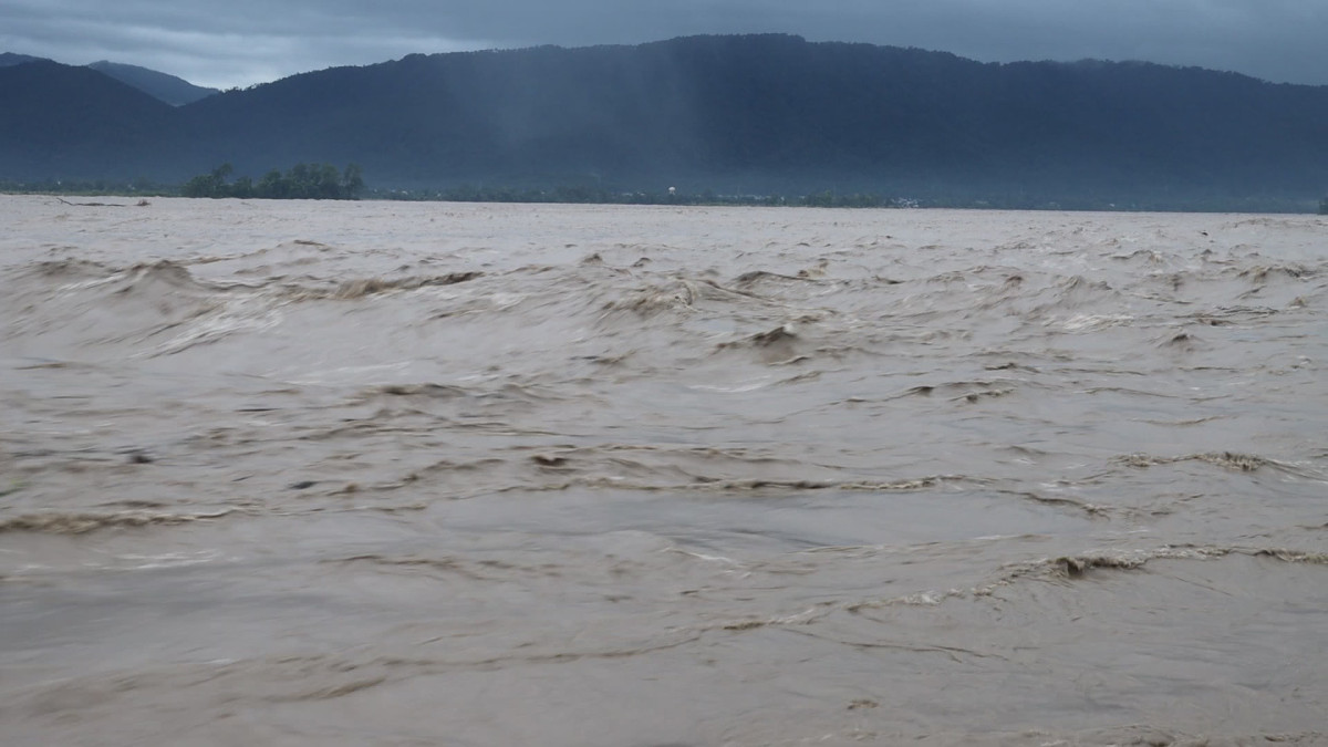 अविरल वर्षाले देशभर जनजीवन अस्तव्यस्तः तटीय क्षेत्रका बासिन्दाहरूलाई उच्च सतर्कता अपनाउन आह्वान